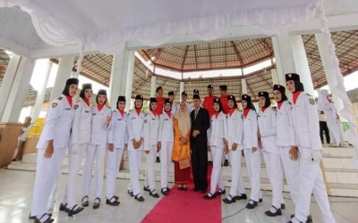 PASKIB dan Marching Band SMPS NURUL JADID Menjadi Petugas Upacara HUT RI Ke-78 di Paruga Na'e Sila
