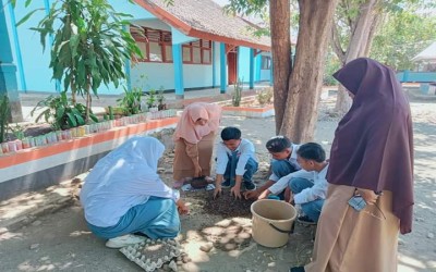 Siswa Fase- E SMPS NURUL JADID Melakukan Kegiatan P5 dengan Tema Kewirausahaan